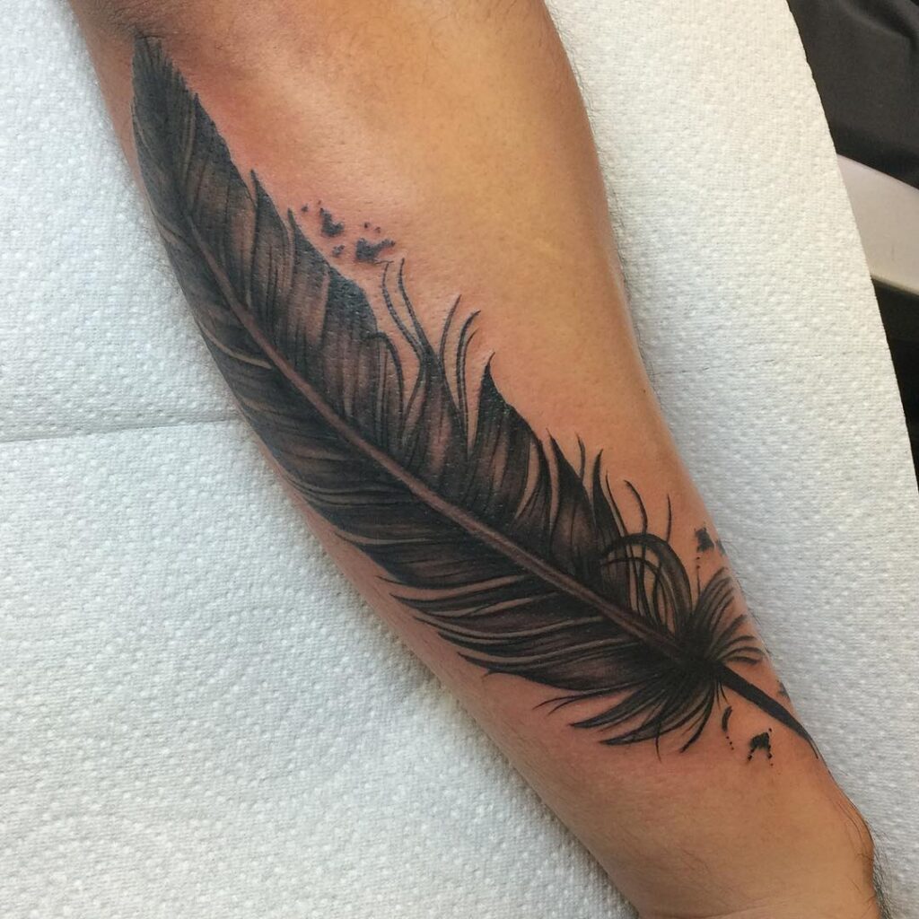 Atrevido tatuaje de plumas negras