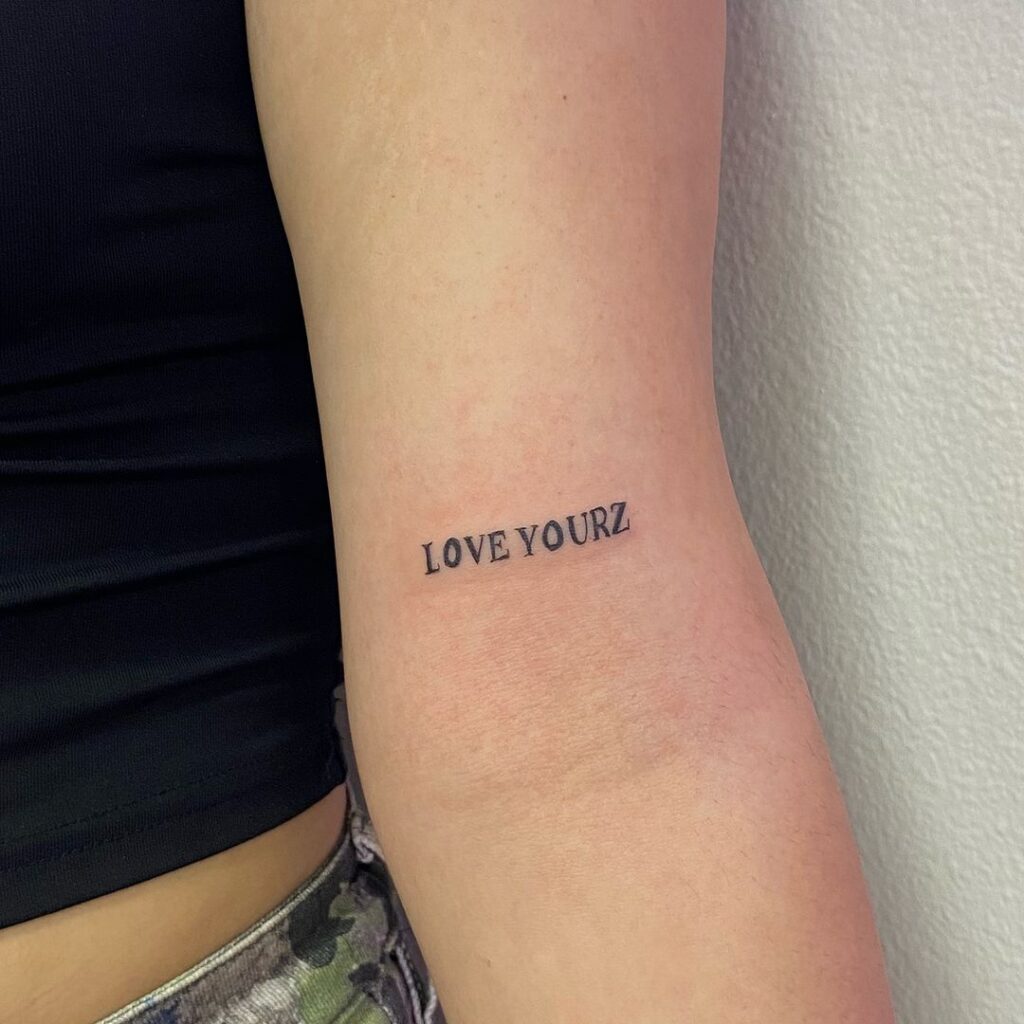 Tatuagem Love Yourz com letras em negrito