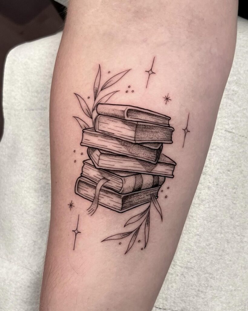 Tatuaje de pila de libros