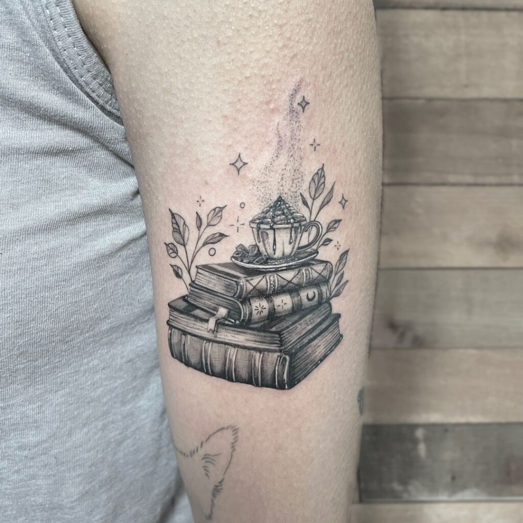 Libri e tatuaggio con cioccolata calda