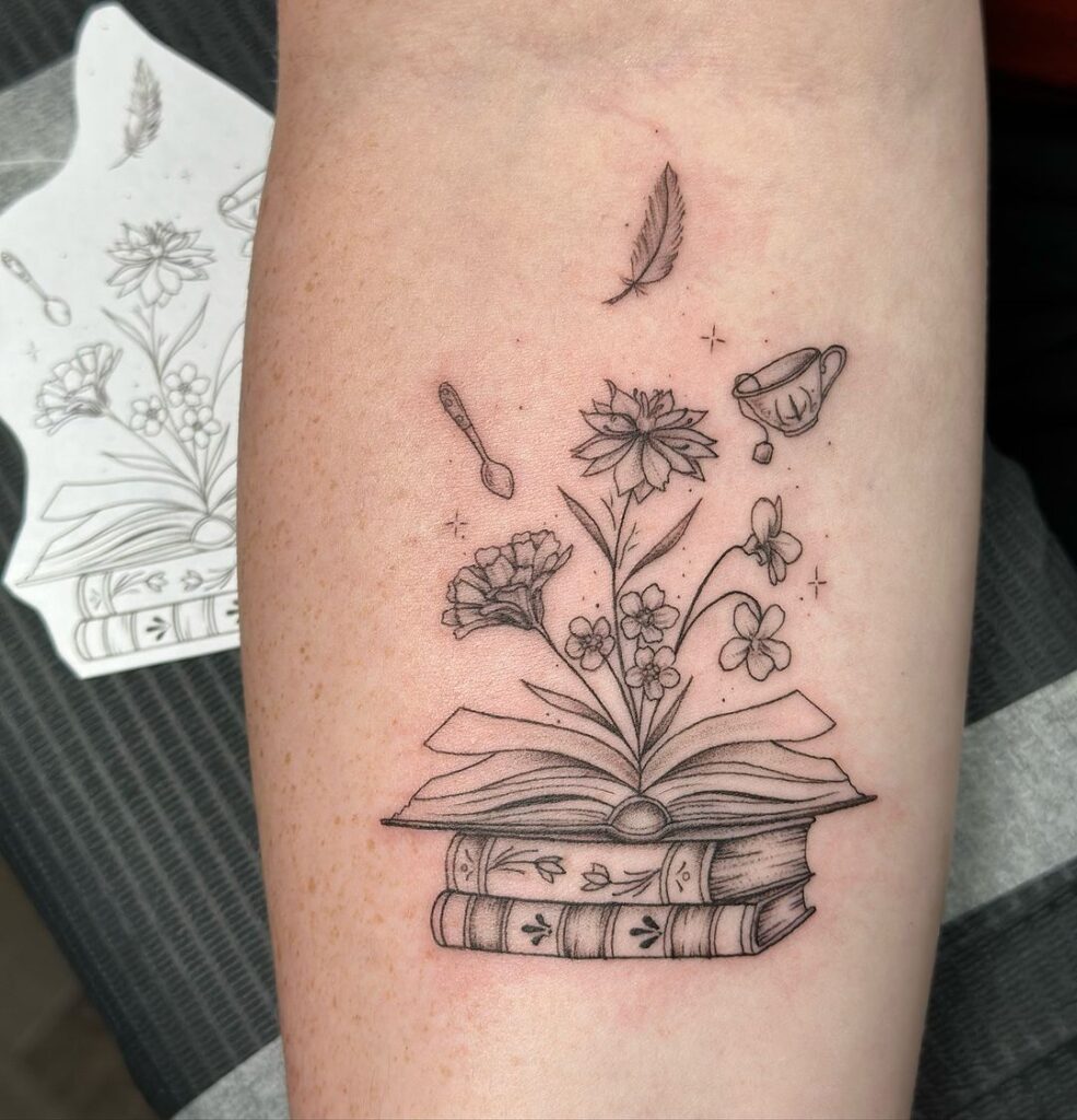 Tatuaggio con libri e tè