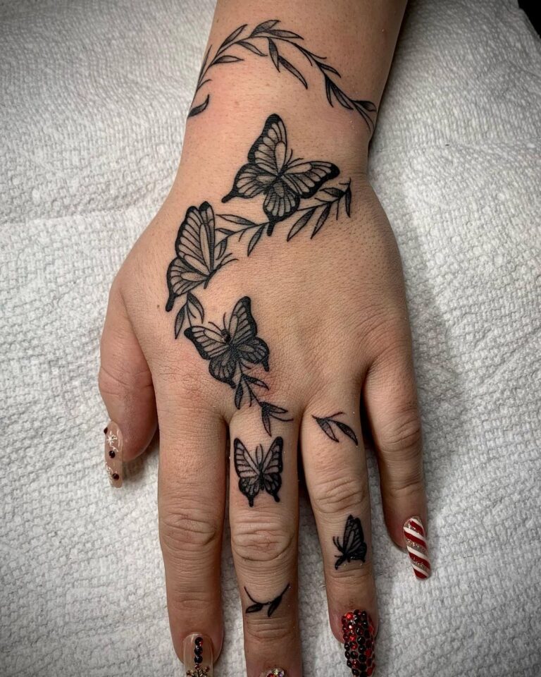 Tatuaje de mariposas en la mano