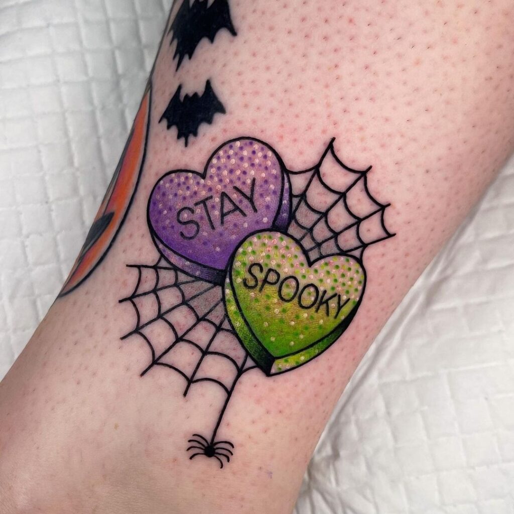 Tatuaggio con cuori di caramelle