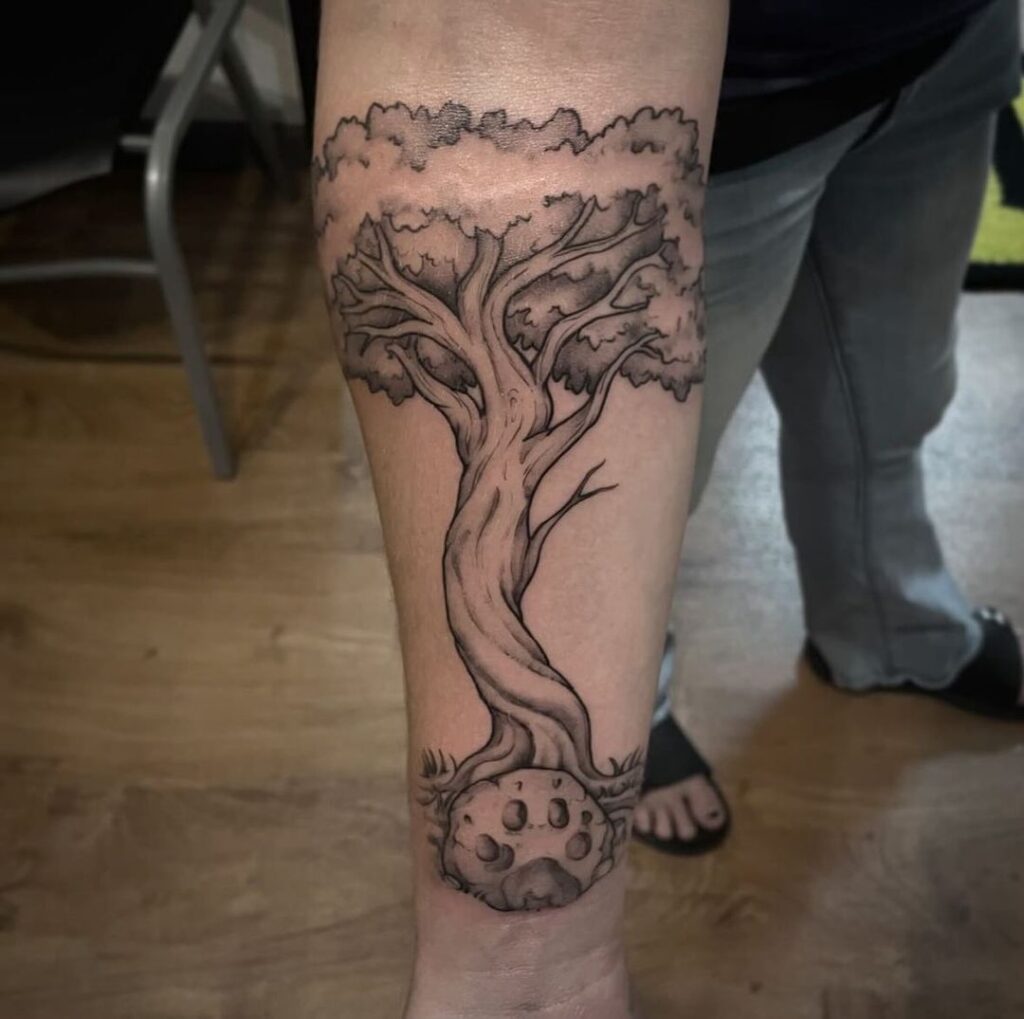 Tatuaggio commemorativo con zampa di gatto e albero