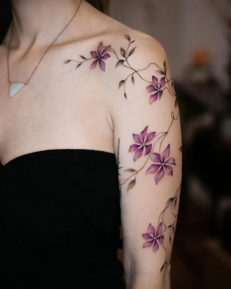 Tatuagem de meia-manga de clematite