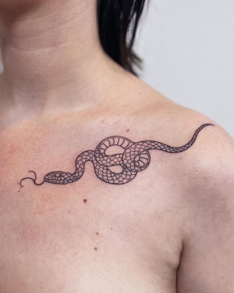 Tatuaggio del serpente sulla clavicola