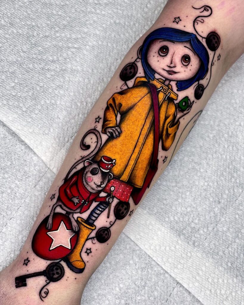 Colorido tatuaje de Coraline