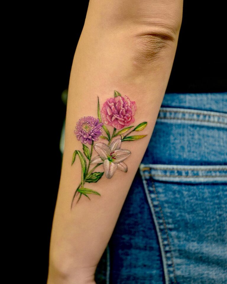 Tatuagem de flor colorida