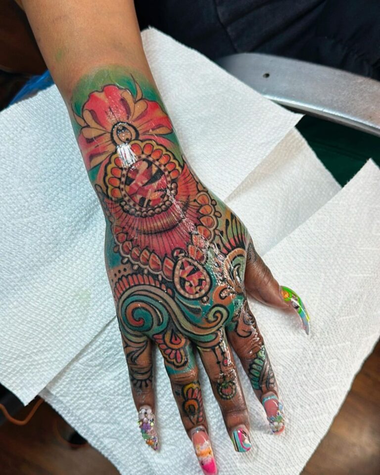 Tatuaje de mano colorido