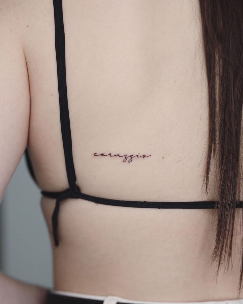 Tatuagem Coraggio Script