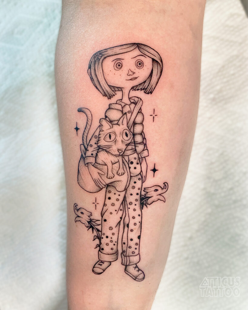 Tatuaje de Coraline y un gato