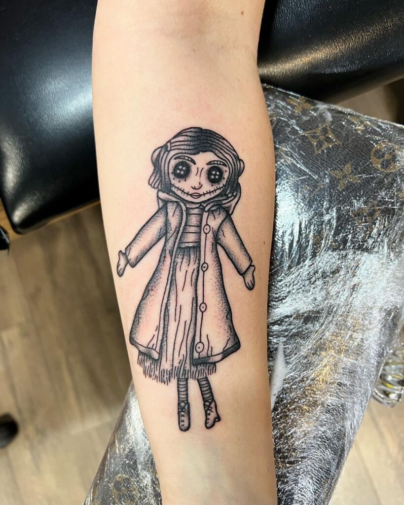 Tatuaje de la muñeca Coraline