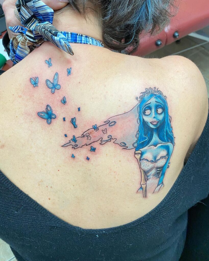 Tatuagem nas costas de uma noiva cadáver