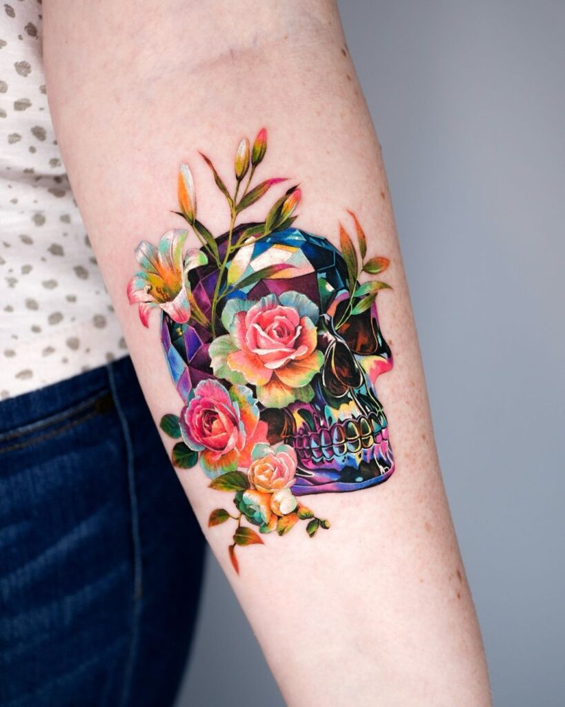 Calavera de cristal y flores