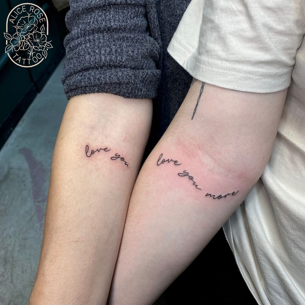 Tatuagem gira de mãe e filha