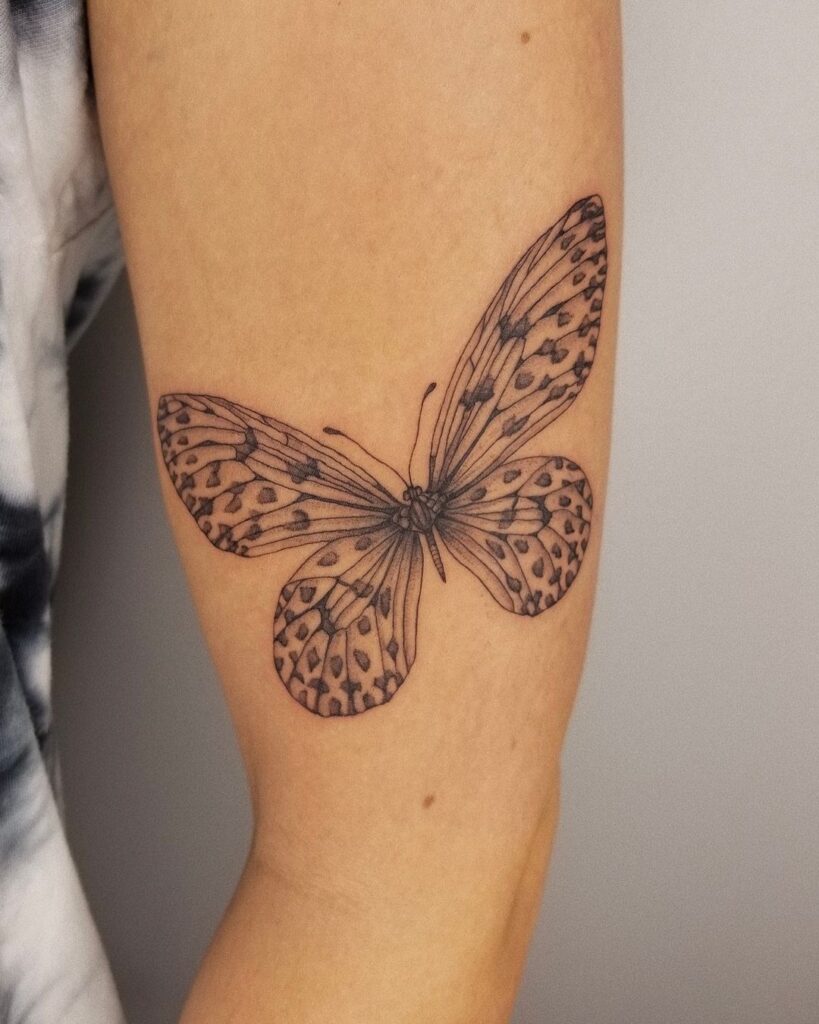 Tatuagem de borboleta delicada