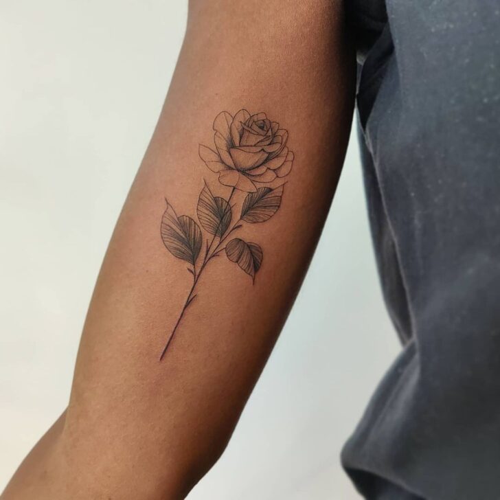 Tatuagem de rosa delicada