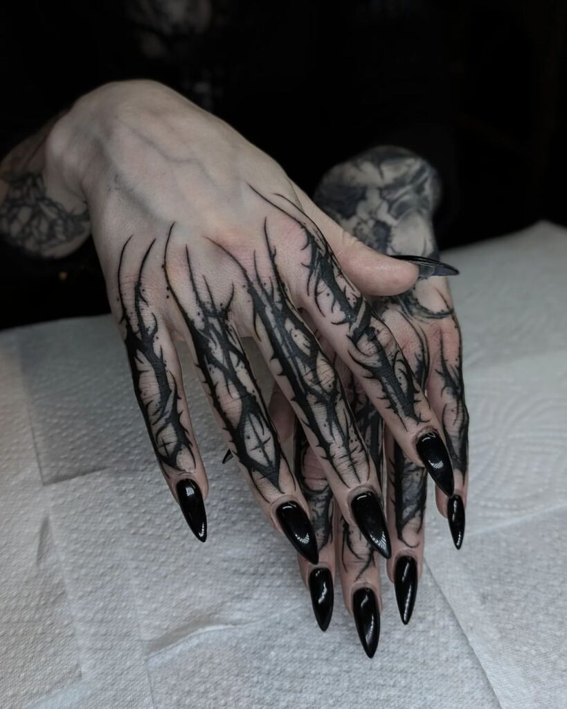 Tatuaje de mano gótico oscuro