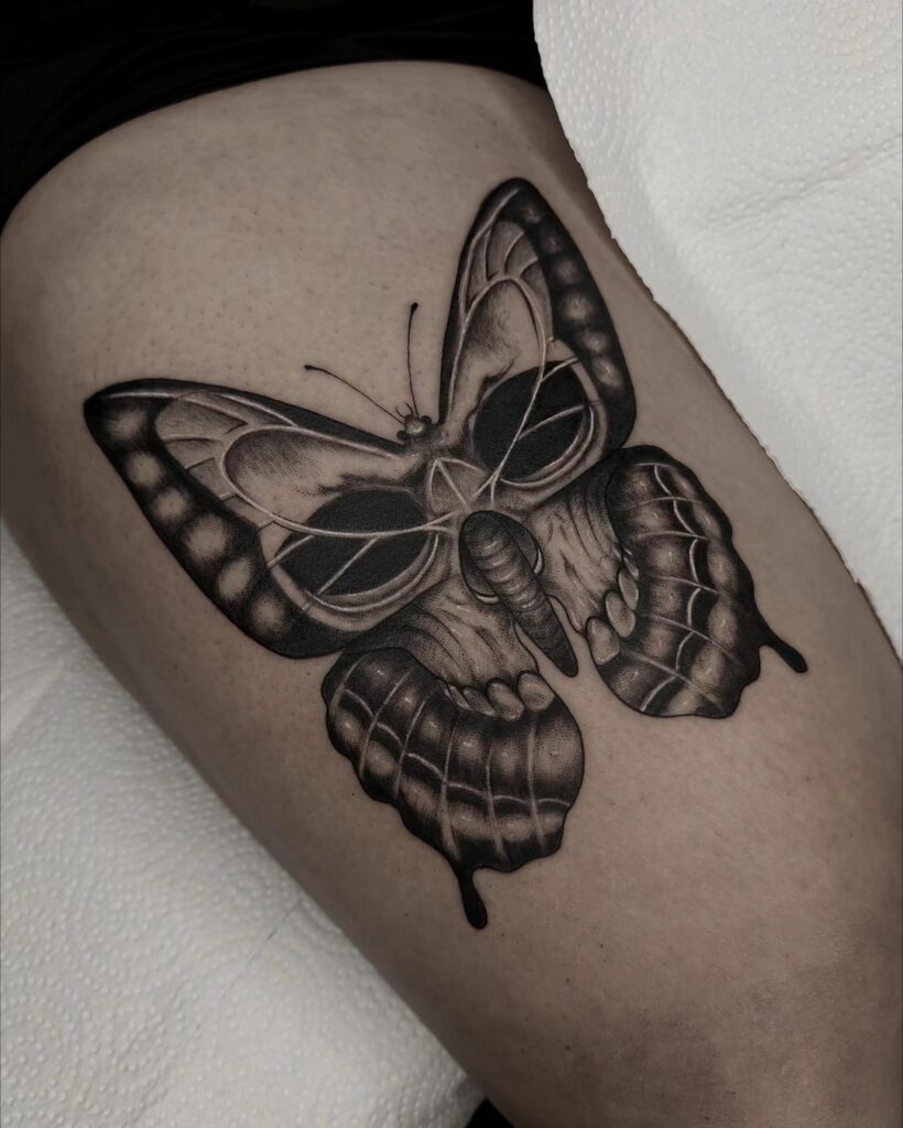 Tatuaje de polilla oscura