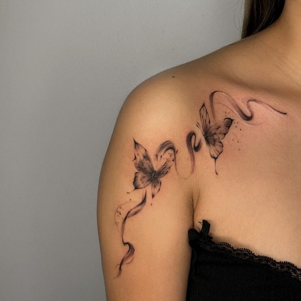 Tatuaje femenino con líneas abstractas y mariposas