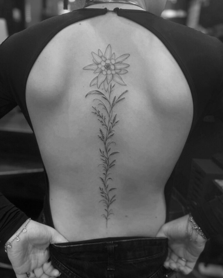 Tatuaje de la columna vertebral de Edelweiss