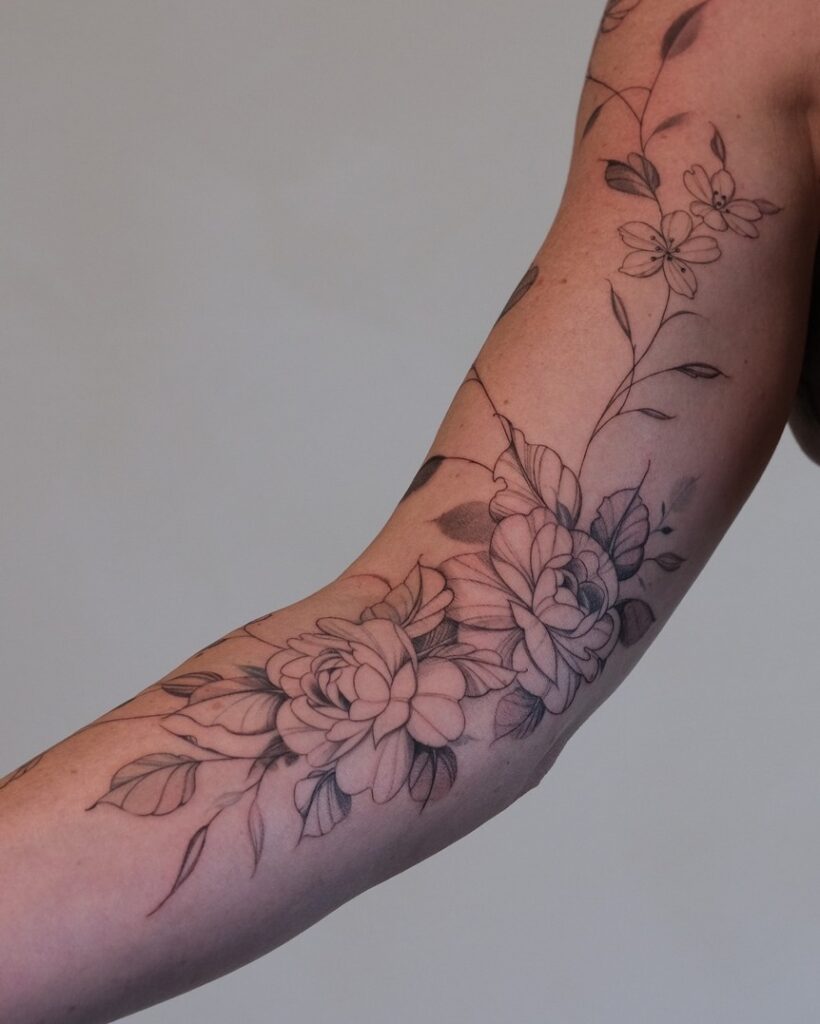 Elegante tatuaje en el brazo