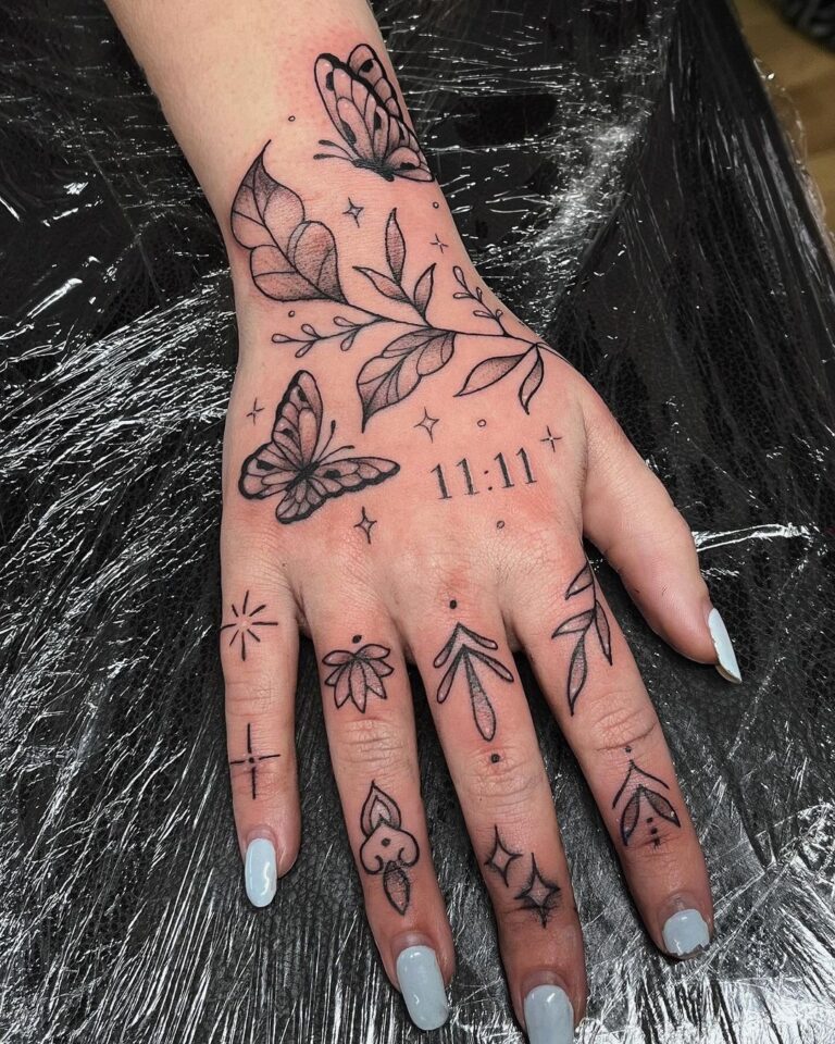 Tatuaggio elegante della mano