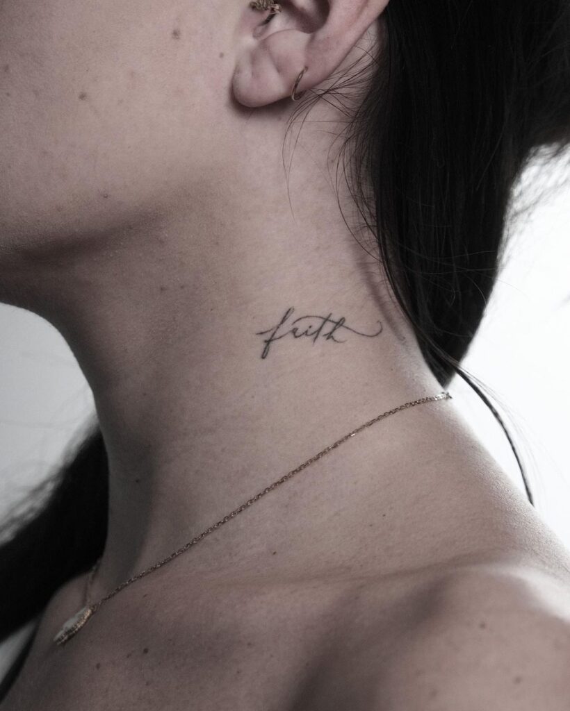 Tatuagem de fé com letras cursivas no pescoço