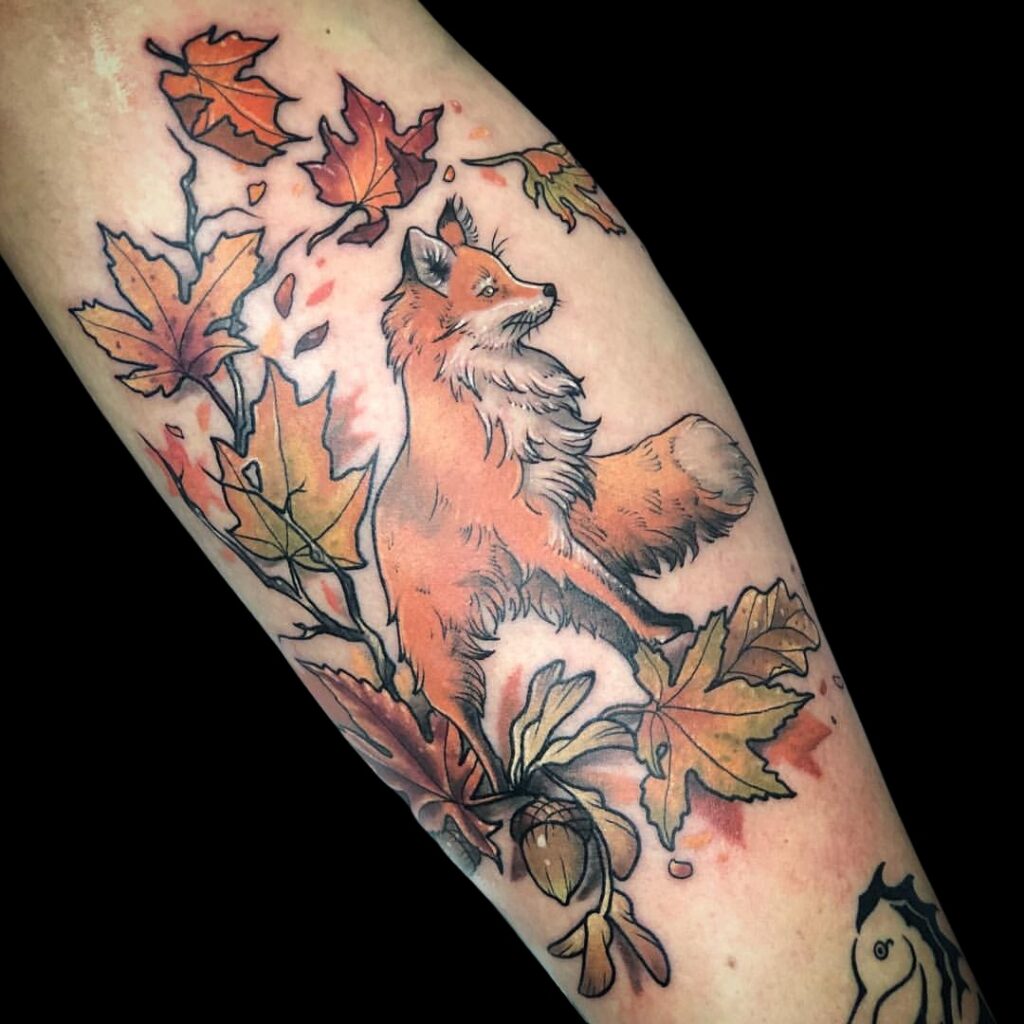 Foglie d'autunno e tatuaggio di una volpe