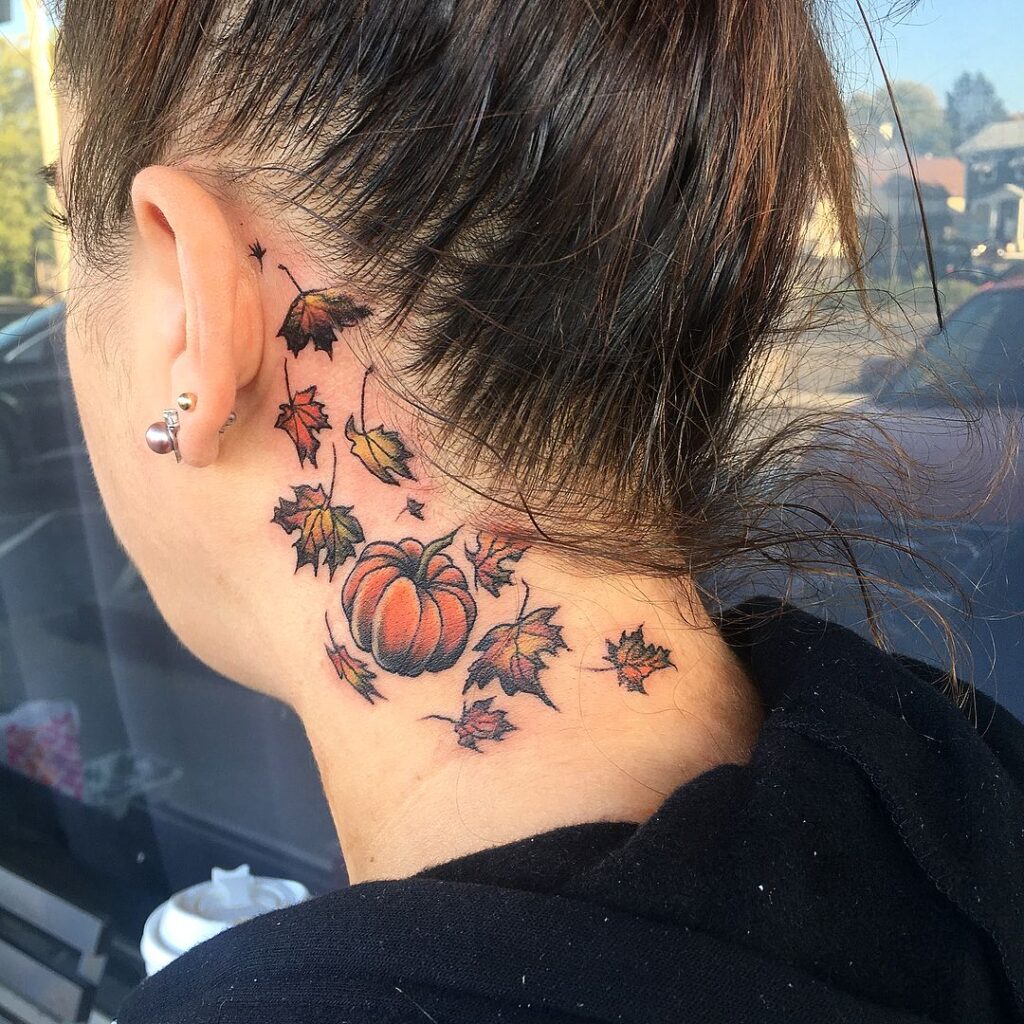 Foglie d'autunno e tatuaggio sul collo della zucca