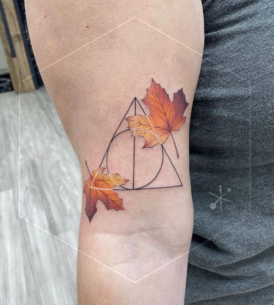 Tatuagem de folhas de outono e símbolo de Harry Potter