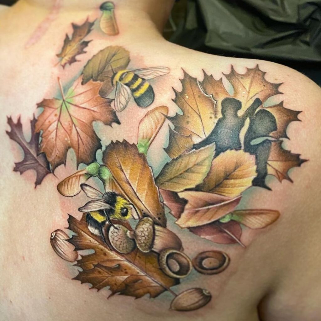 Tatuaggio della schiena con foglie d'autunno