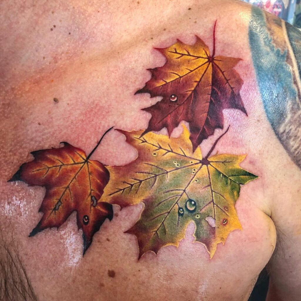 Tatuaje de hojas de otoño en el pecho