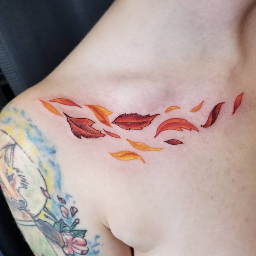 Tatuaggio della clavicola con foglie d'autunno