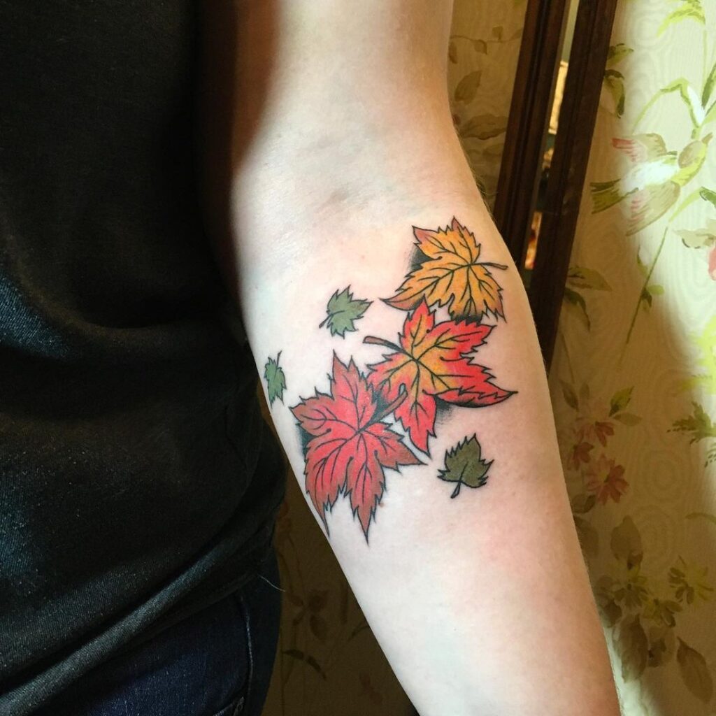 Tatuaje de hojas de otoño en el antebrazo