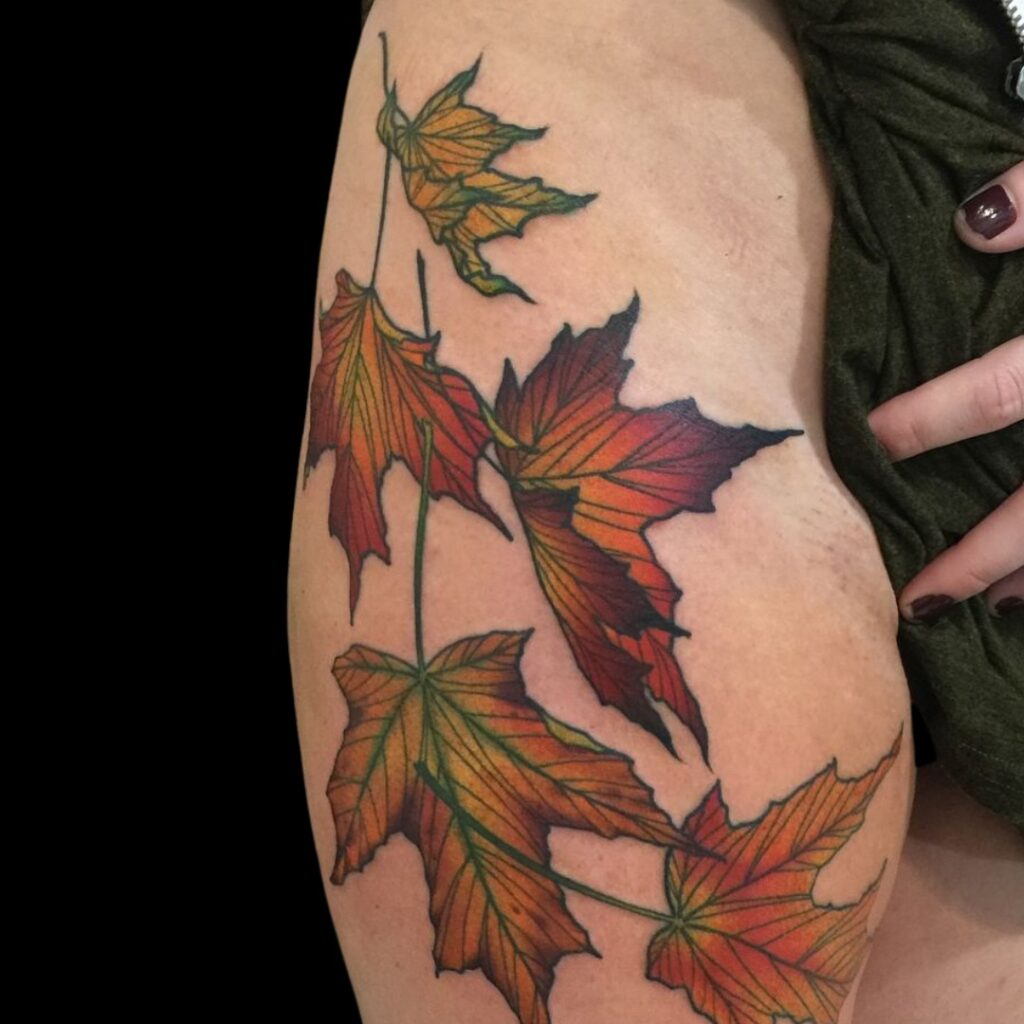 Tatuaje de hojas de otoño en cadera y muslo