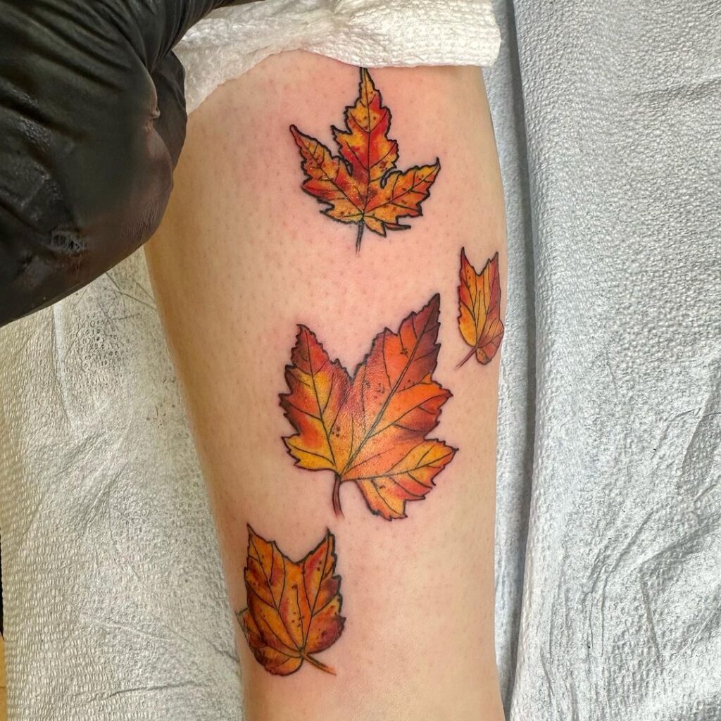 Tatuaggio della gamba con foglie d'autunno