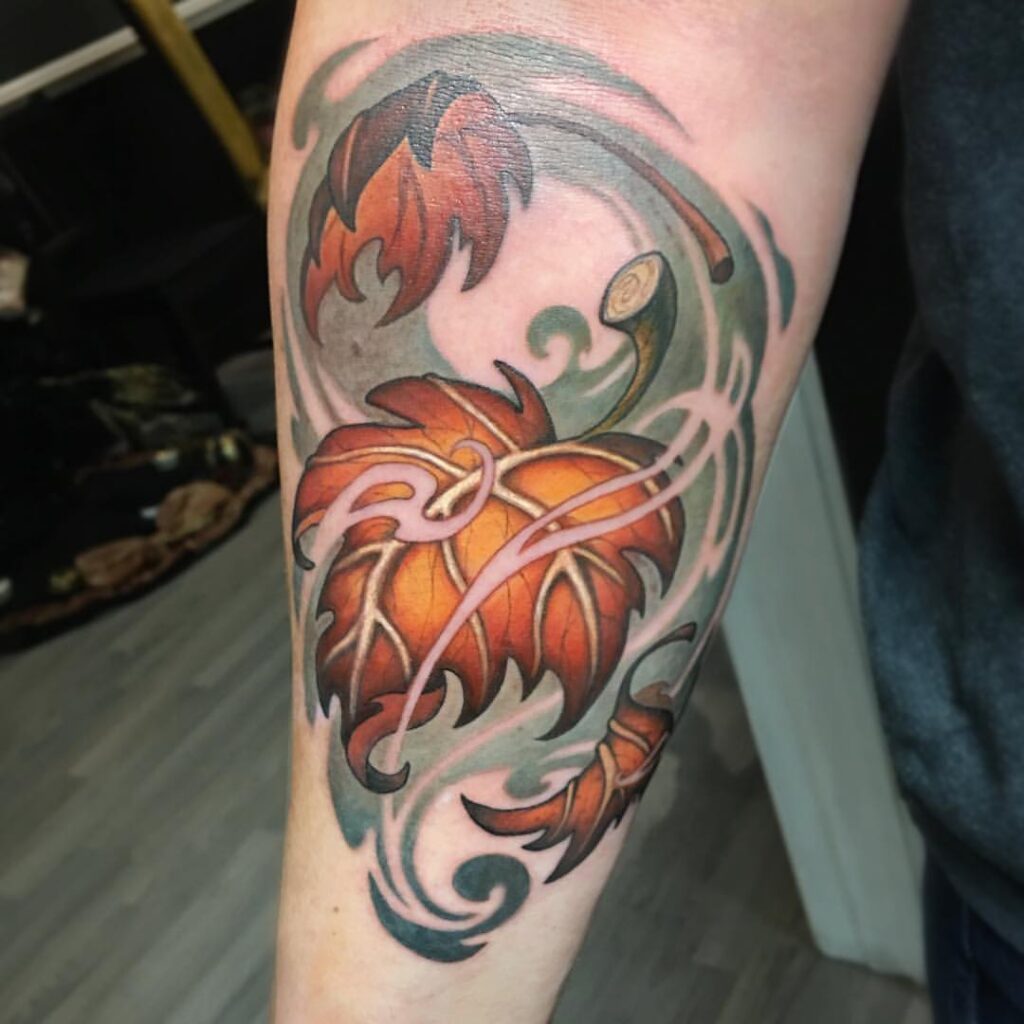 Tatuaje de hojas de otoño en espiral