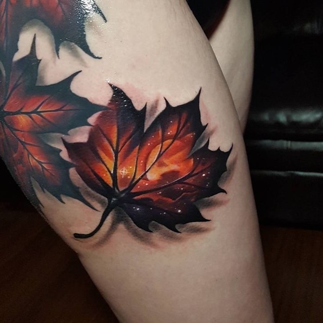 Tatuaje de hojas de otoño en el muslo