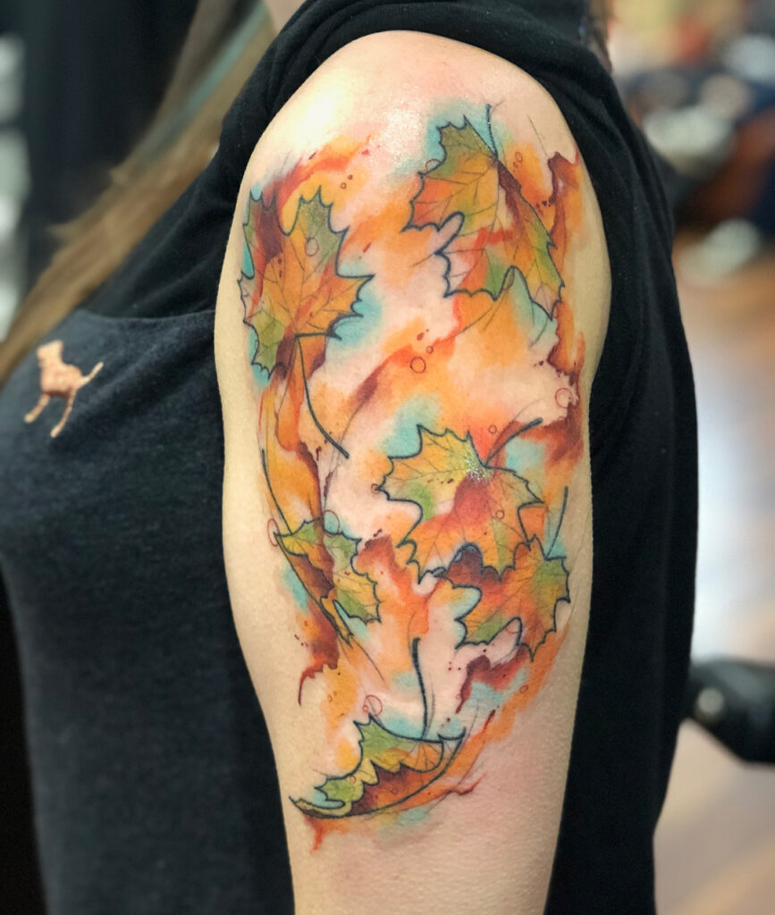 Tatuaggio acquerellato con foglie d'autunno