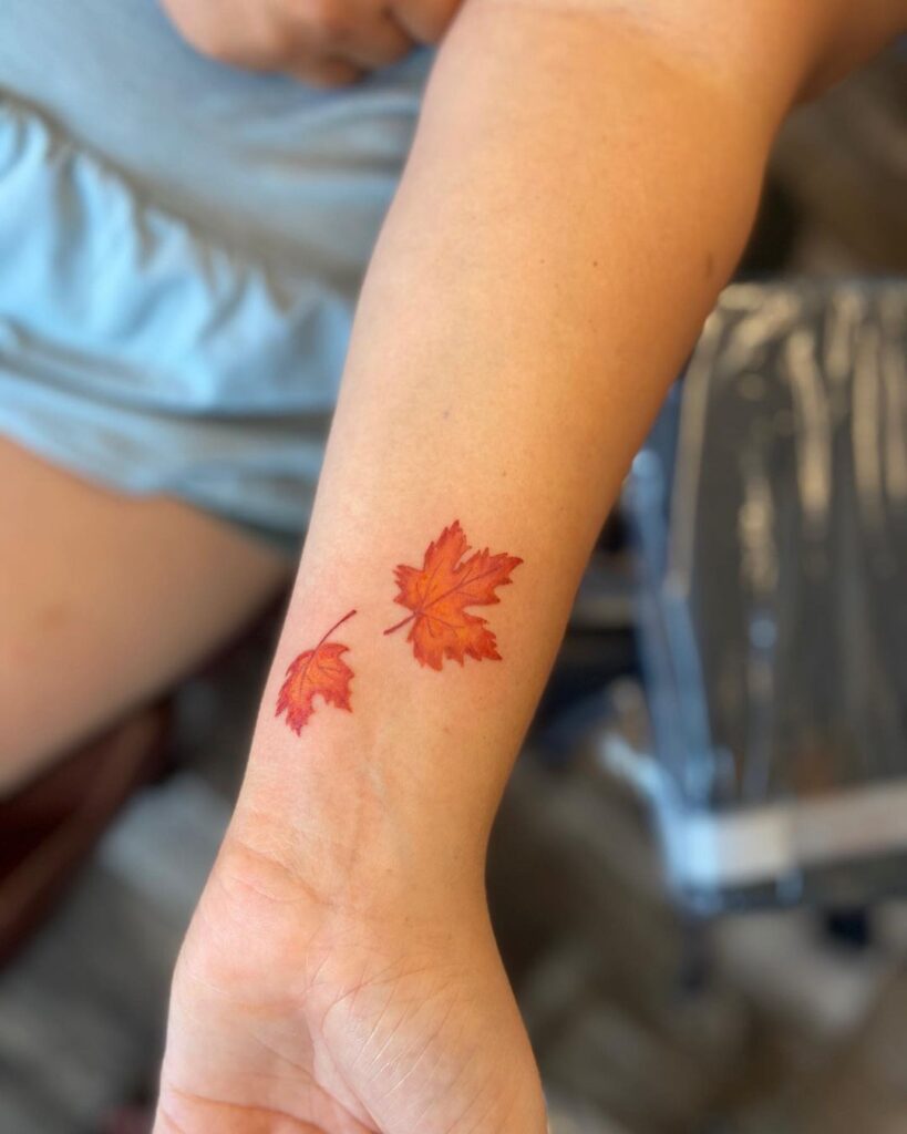 Tatuaggio da polso con foglie d'autunno