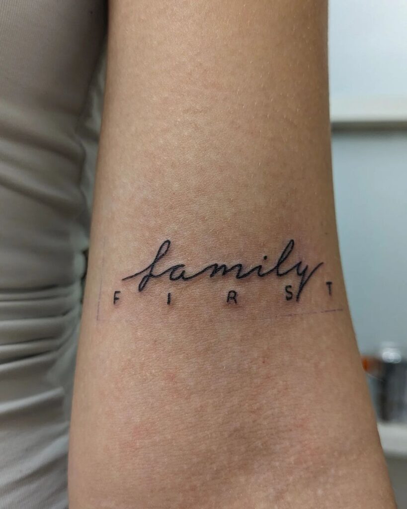 Tatuagem com escrita "Family First