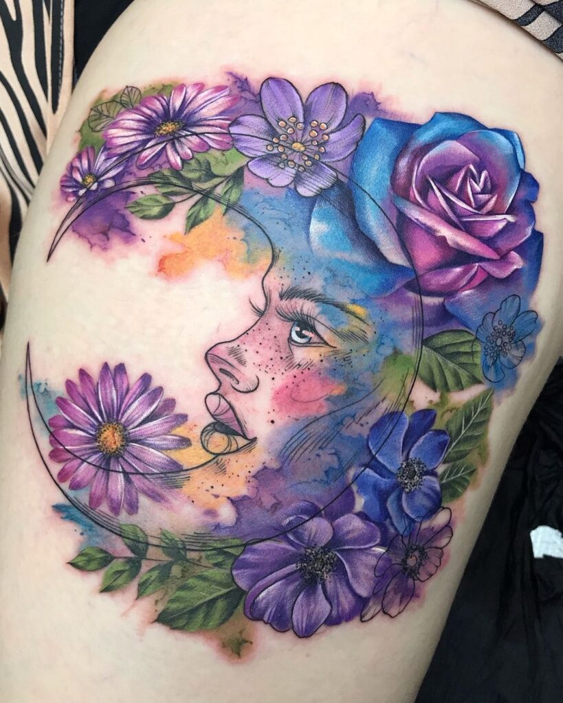 Tatuaje floral femenino de luna