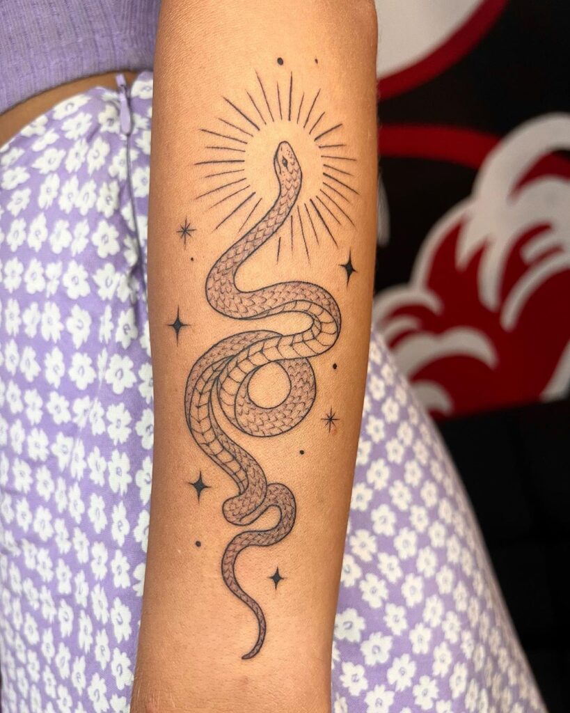 Tatuaje de serpiente de líneas finas