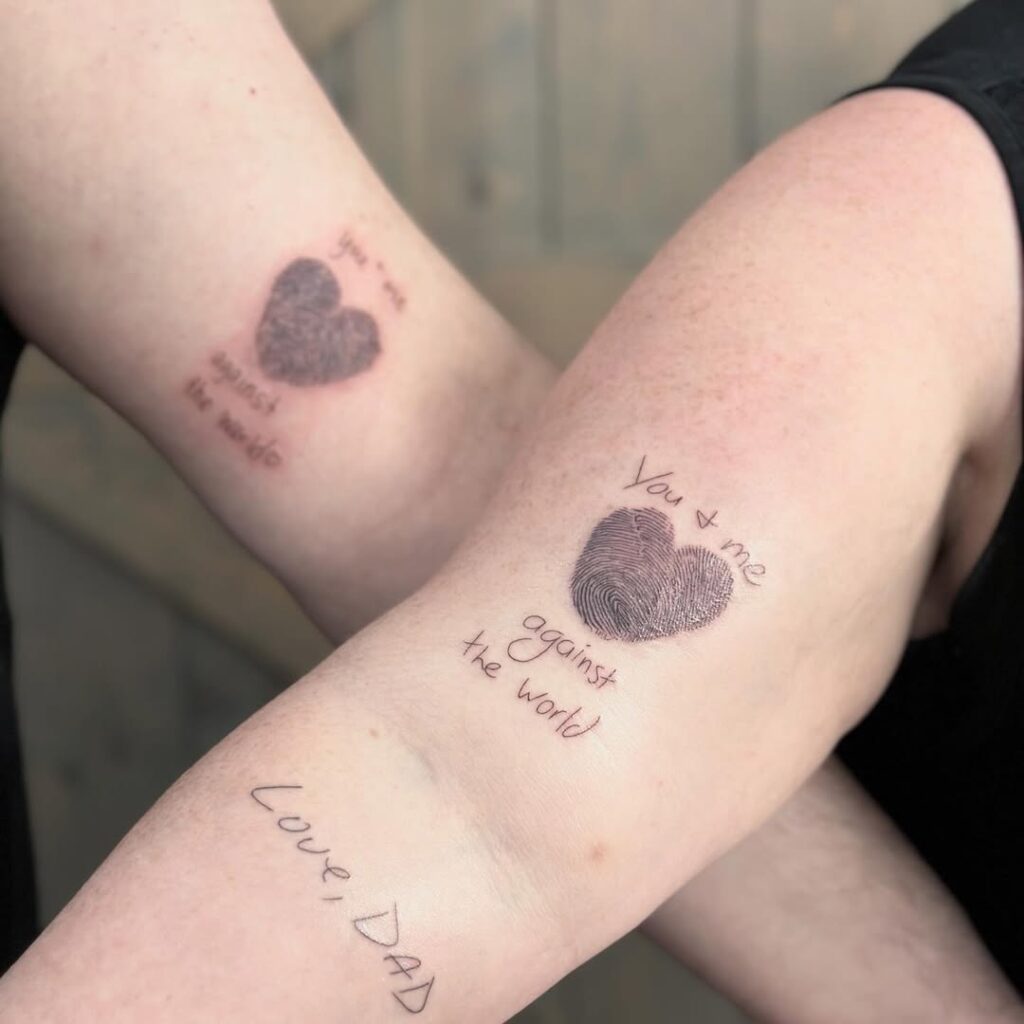 Tatuaggio a cuore con impronta digitale