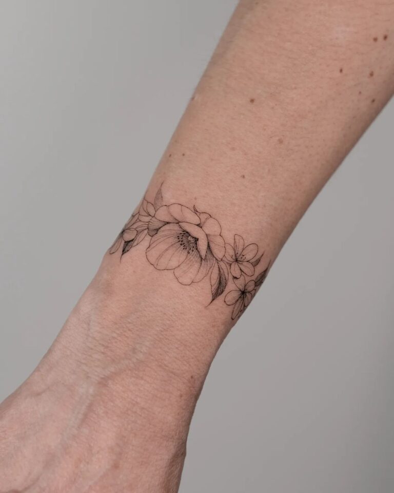 Tatuagem de pulseira floral