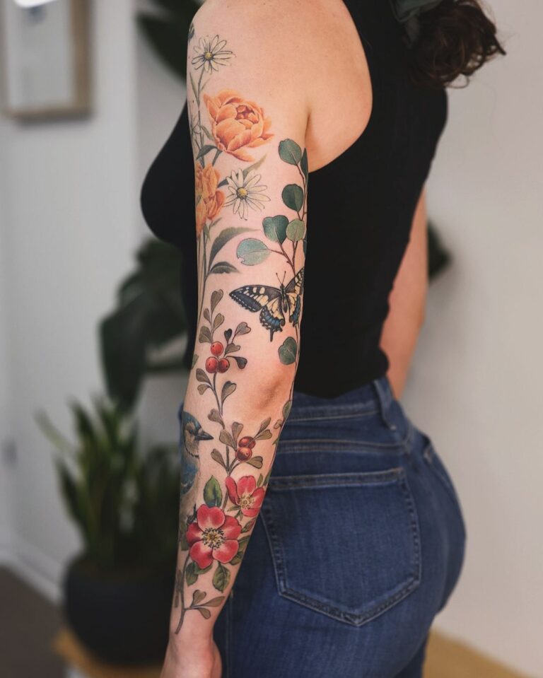 Tatuagem floral de manga inteira