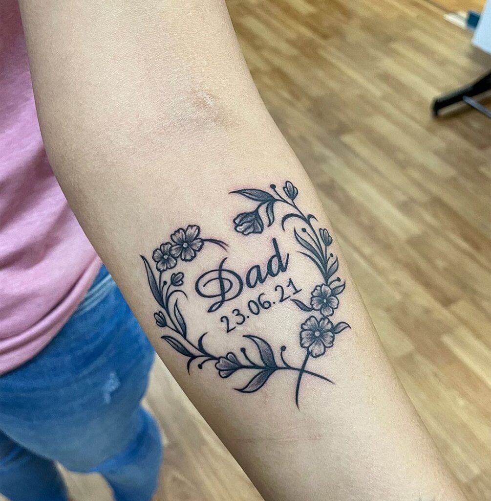 Tatuaje de corazón floral