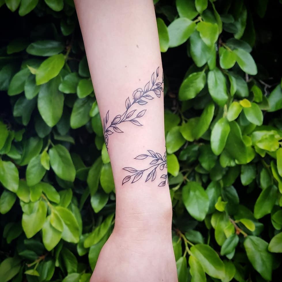 Tatuagem de videira floral