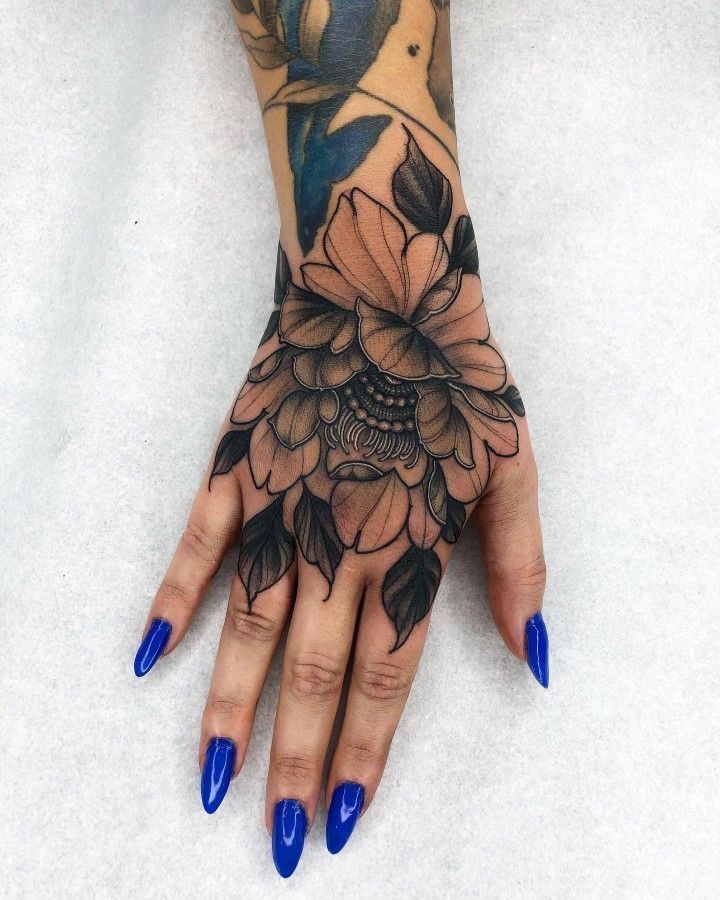 Tatuaggio a mano con fiori